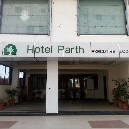 Hotel Parth Executive Lātūr Екстериор снимка