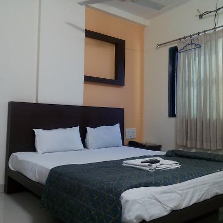 Hotel Parth Executive Lātūr Екстериор снимка