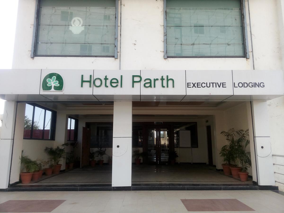 Hotel Parth Executive Lātūr Екстериор снимка