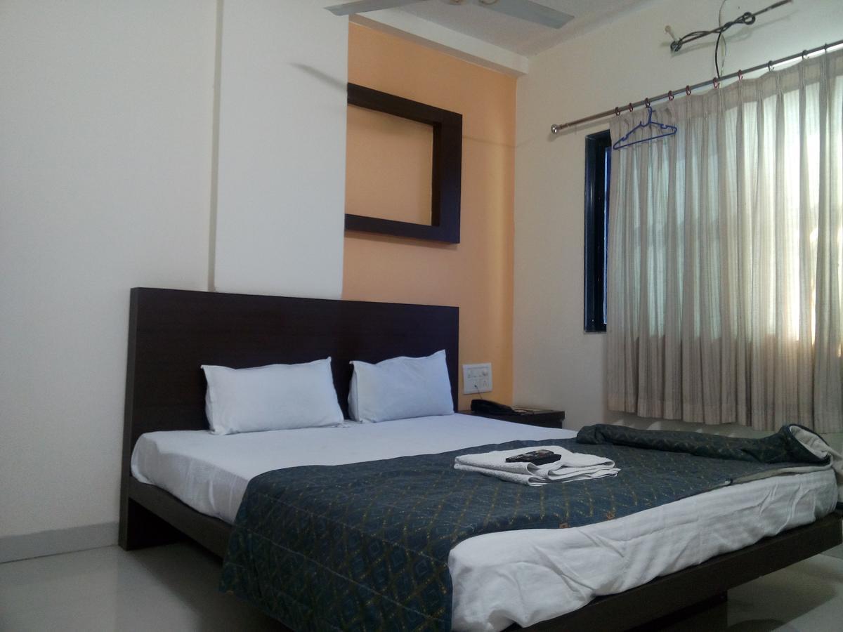 Hotel Parth Executive Lātūr Екстериор снимка