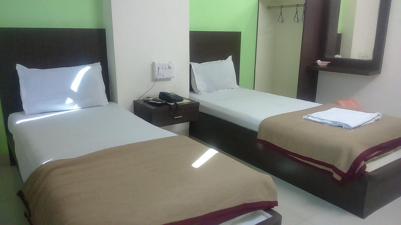 Hotel Parth Executive Lātūr Екстериор снимка