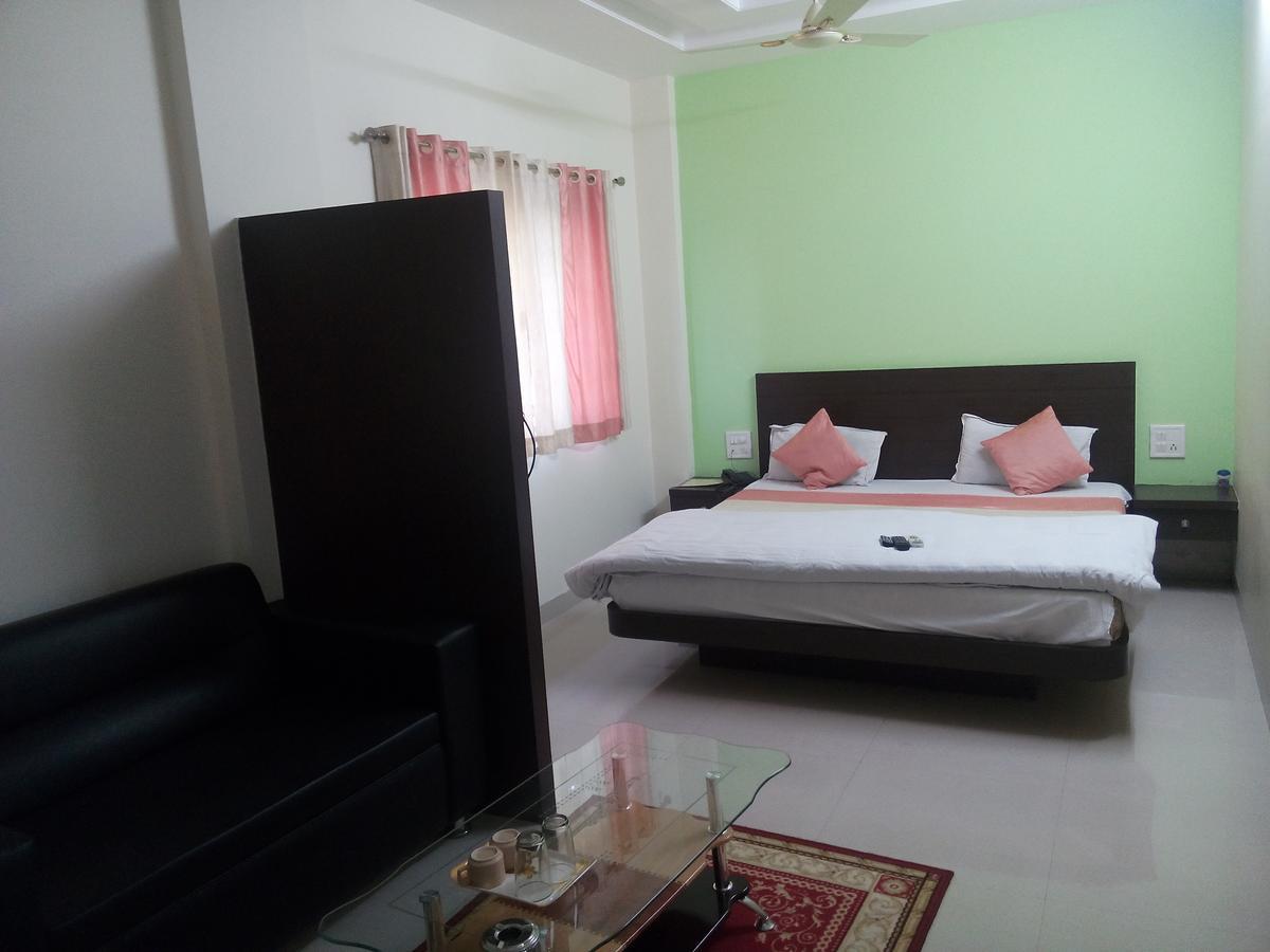 Hotel Parth Executive Lātūr Екстериор снимка