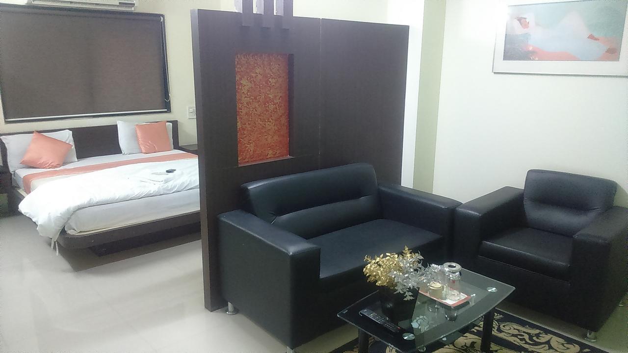 Hotel Parth Executive Lātūr Екстериор снимка