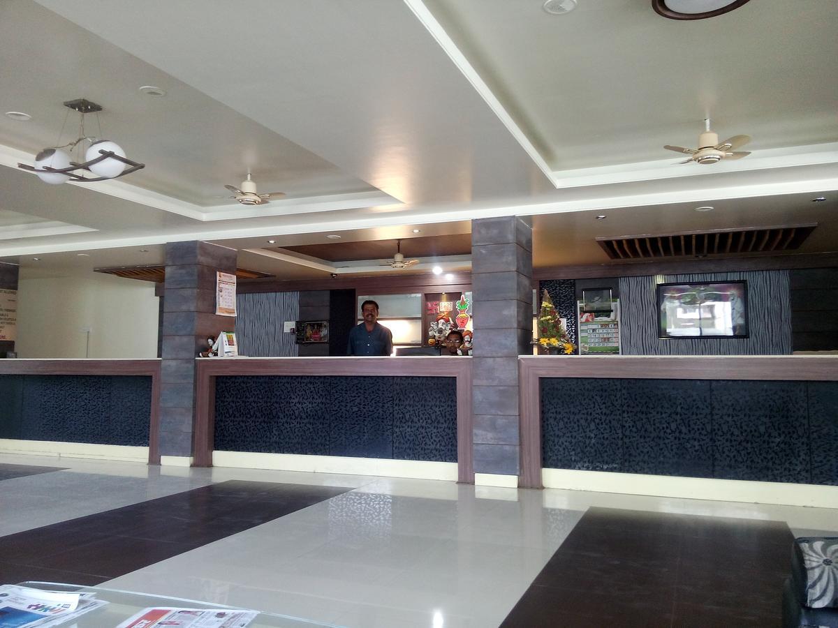 Hotel Parth Executive Lātūr Екстериор снимка