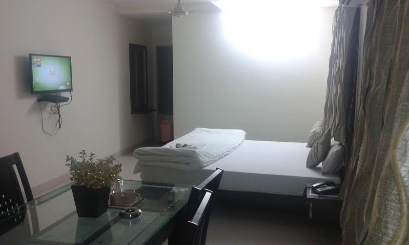 Hotel Parth Executive Lātūr Екстериор снимка