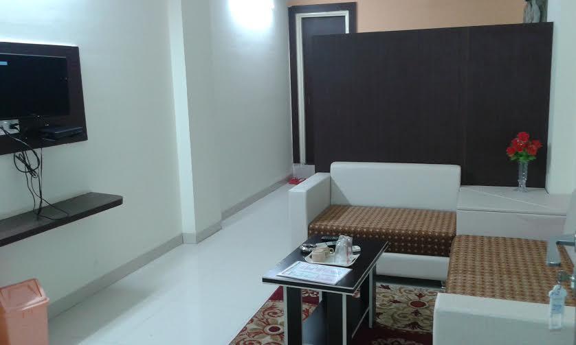 Hotel Parth Executive Lātūr Екстериор снимка